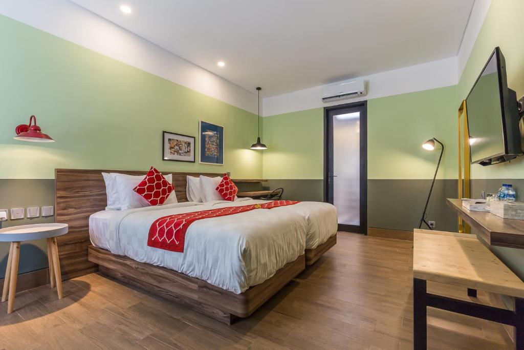 um quarto com uma cama grande e almofadas vermelhas em Lamun at Canggu em Canggu