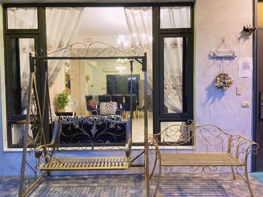 a room with two benches and a window at 花蓮漫漫時光電梯包棟民宿 in Hualien City