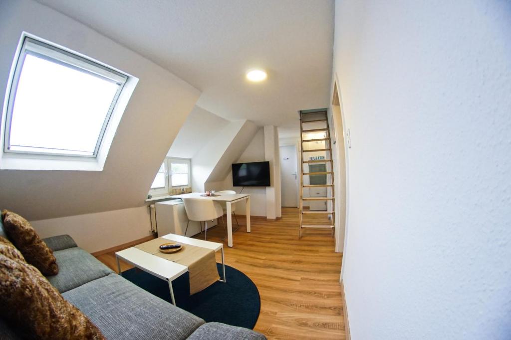 uma sala de estar com um sofá e uma mesa em MainQuartier em Norderney