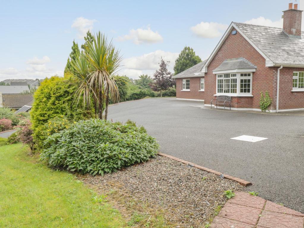 un vialetto di fronte a una casa di mattoni di Clodagh's Cottage a Collooney