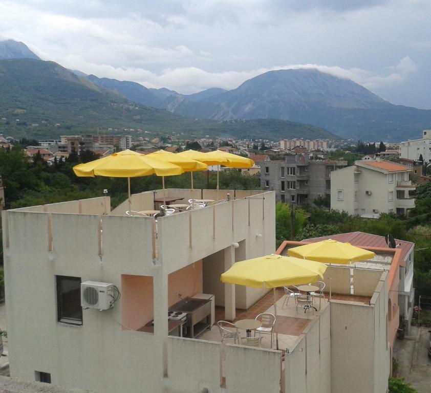 grupa żółtych parasoli na dachu budynku w obiekcie Apartments Bojanic w Barze