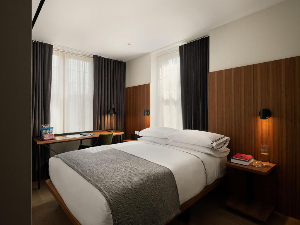 Cama ou camas em um quarto em The Moore, New York City, a Member of Design Hotels