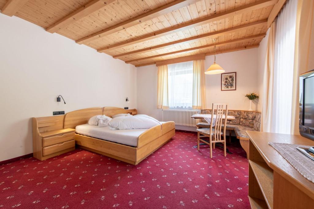 Postel nebo postele na pokoji v ubytování Hotel Stilfserhof