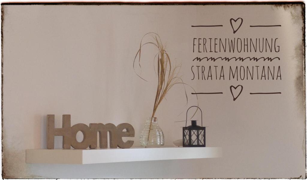ein Regal mit einer Vase an der Wand in der Unterkunft Ferienwohnung Strata Montana in Bensheim