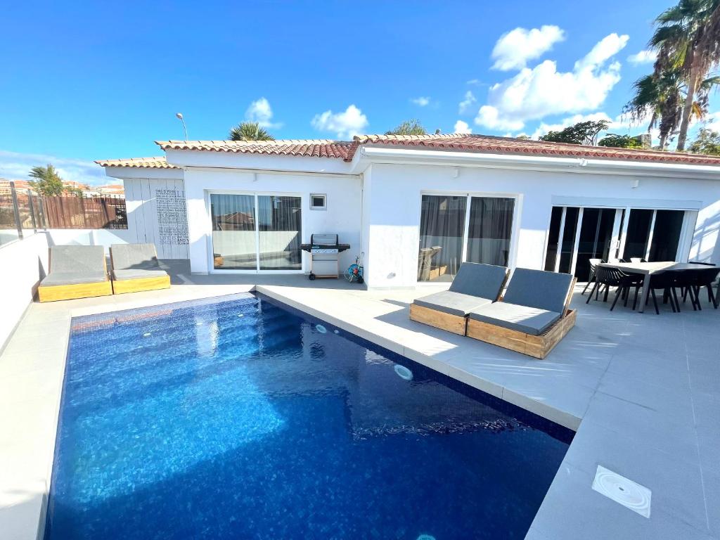 una piscina frente a una casa en Luxury Villa Callao private heated pool, en Callao Salvaje