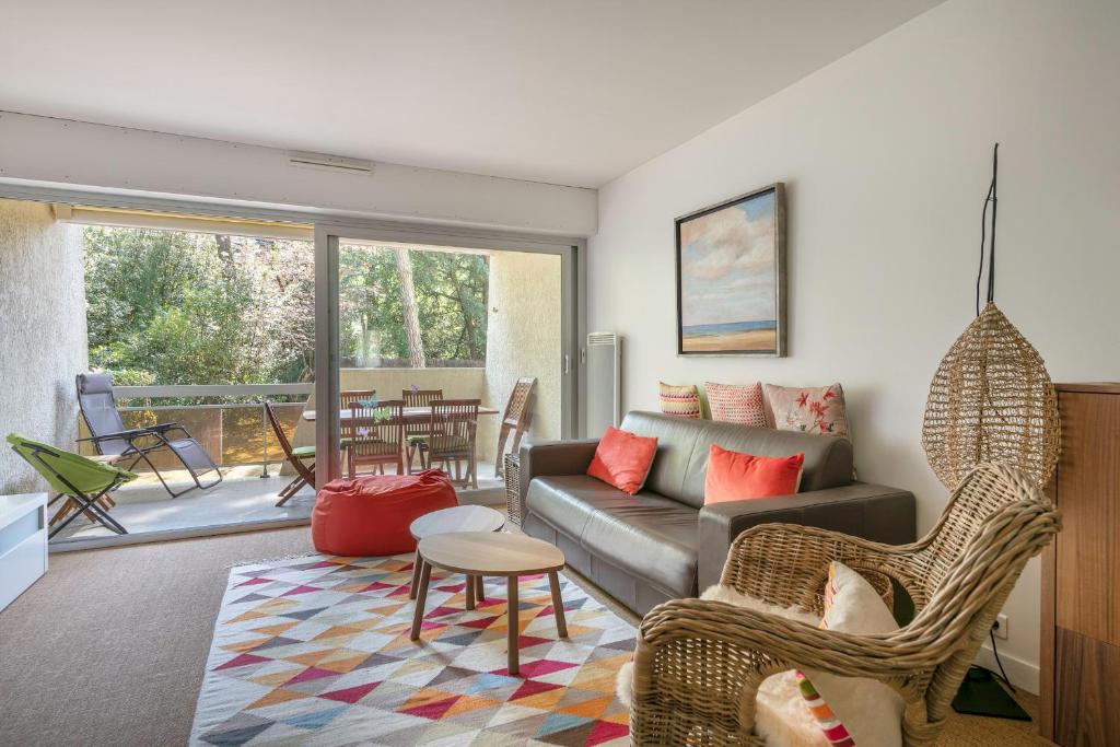 un salon avec un canapé et une table dans l'établissement À 260m de la plage, bel appartement pour 4, à La Baule