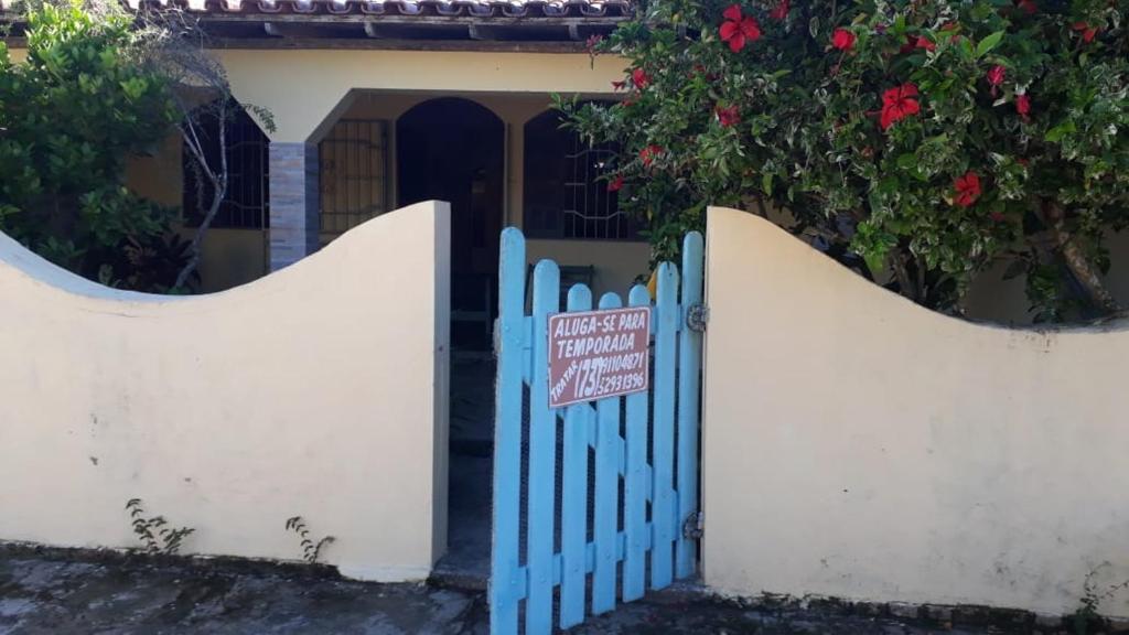 a blue gate with a sign in front of a house at Aluga-se casa perto da orla para temporada. in Alcobaça