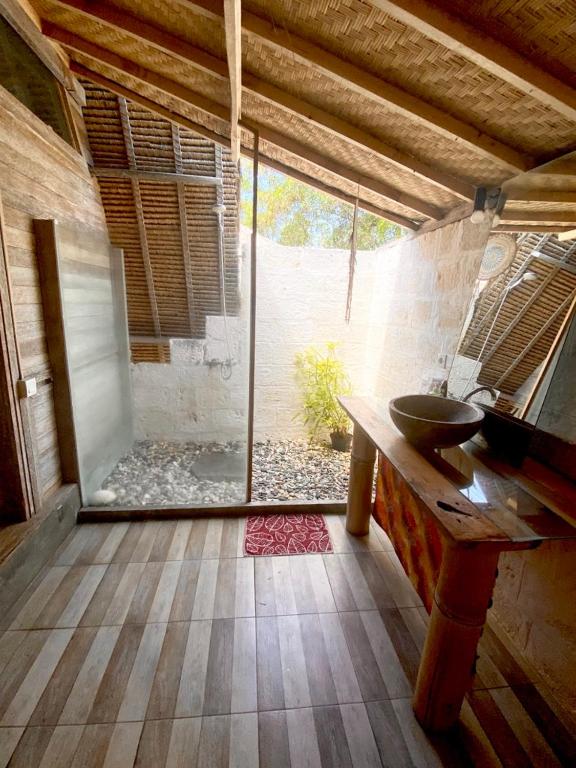 un bagno con lavandino e ampia finestra di Vertical House Bali a Uluwatu