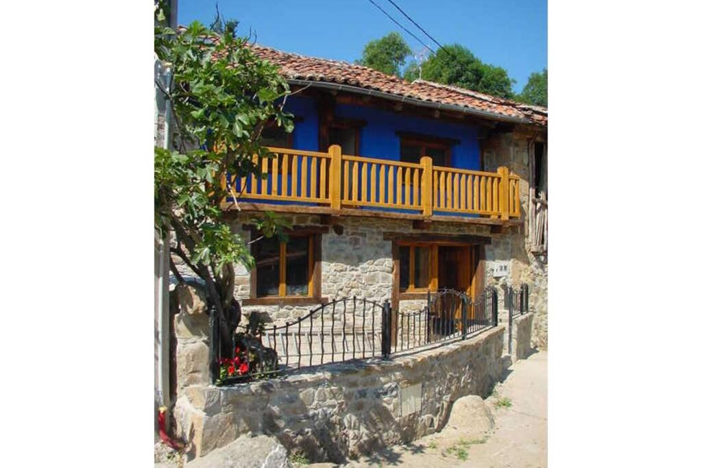 Casa de piedra antigua con balcón en AIRE DE MONTAÑA - ESTUPENDAS VISTAS A LOS PICOS, en Baró