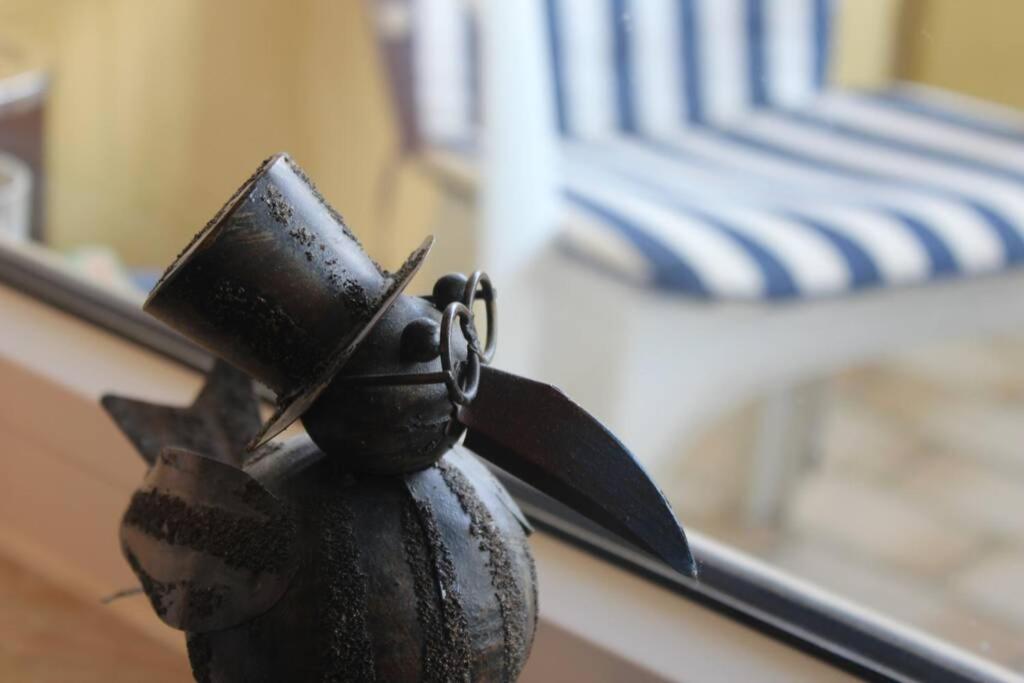 una statua nera con una tazza sopra una finestra di Harz-Fewo KY487 a Braunlage