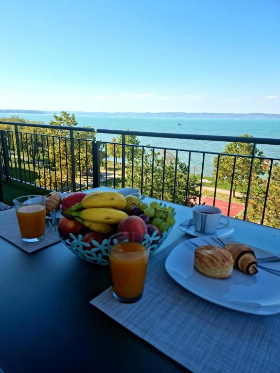 stół z miską owoców i soku w obiekcie Best Panoráma Apartman w Siófoku