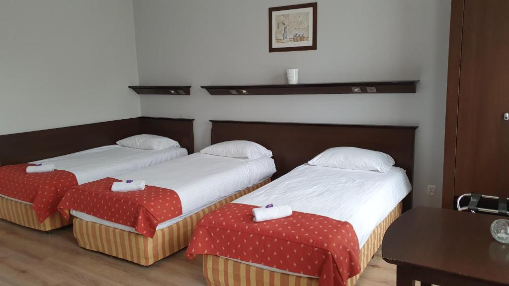 Llit o llits en una habitació de Apartamenty Śląsk