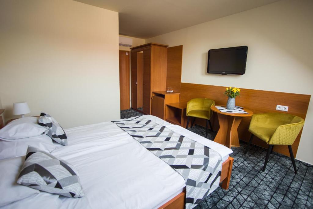 Postel nebo postele na pokoji v ubytování Hotel Viktória