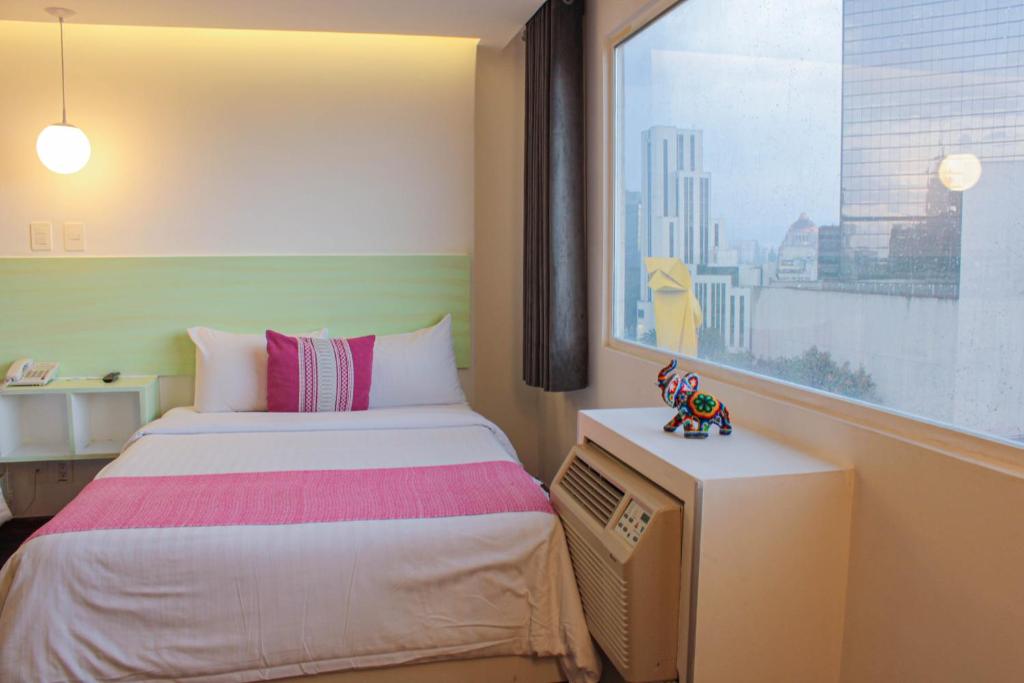 Кровать или кровати в номере Hotel Fontan Reforma Centro Historico
