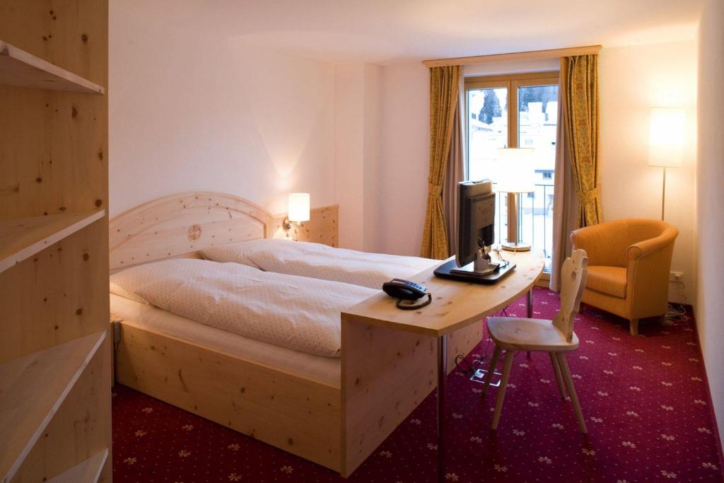 Postel nebo postele na pokoji v ubytování Hotel Seraina