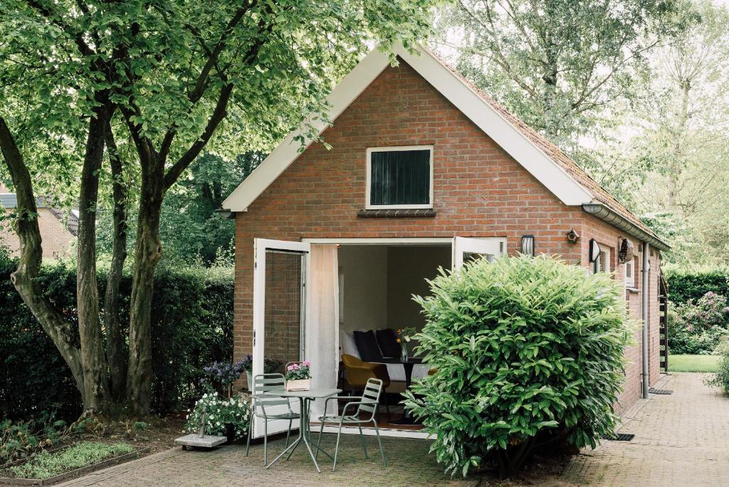 een klein rood bakstenen huis met een patio bij Ubi-iter? History, heritage and hospitality in Doesburg