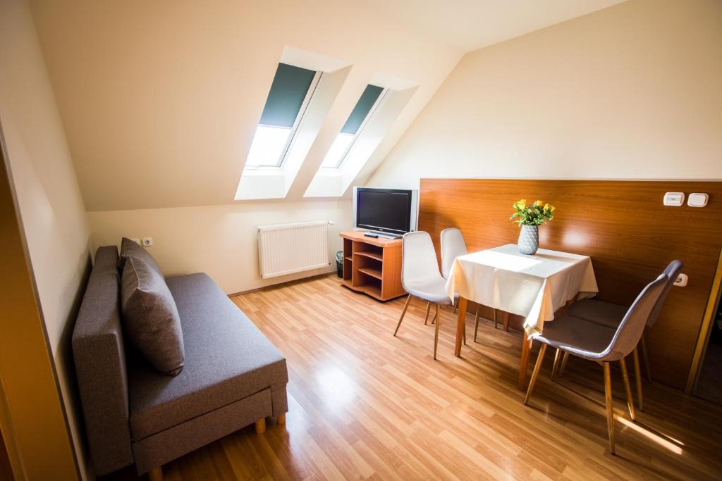 TV a/nebo společenská místnost v ubytování Hotel Viktória