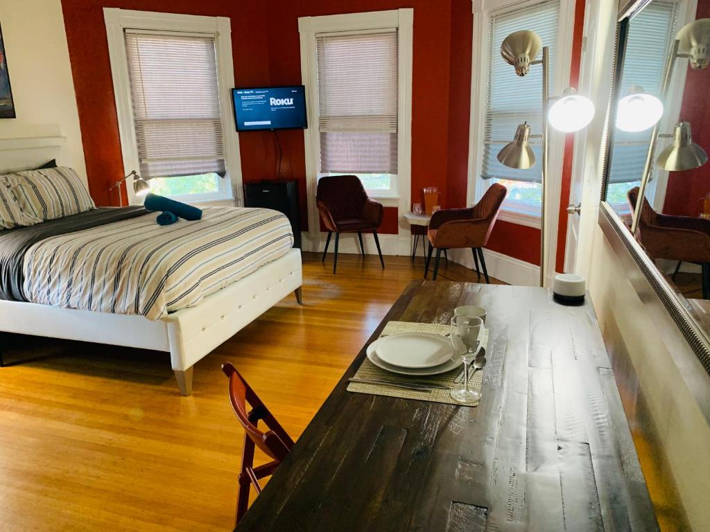 Un dormitorio con una cama y una mesa con un plato. en shared house in Federal Hill en Providence