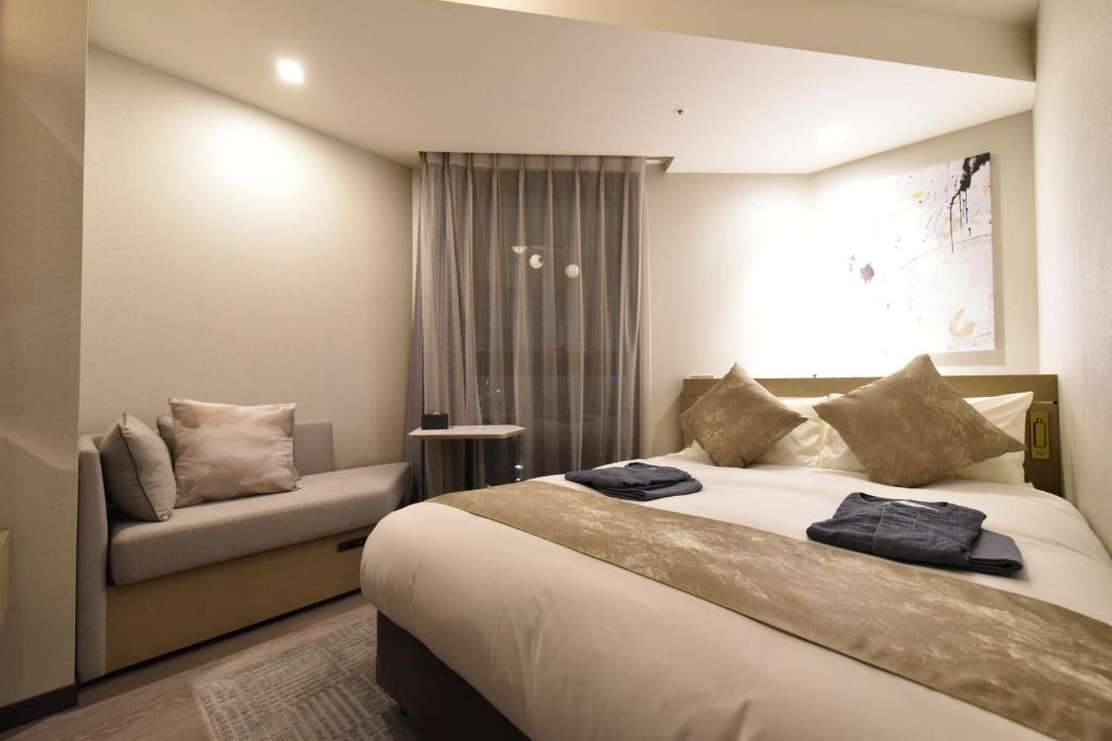 Hotel Cordia Osaka Hommachi房間的床