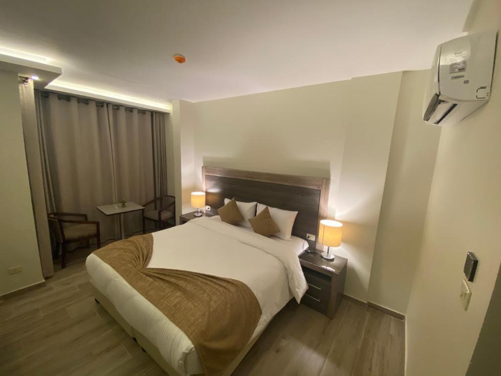 Postel nebo postele na pokoji v ubytování Moses Residence