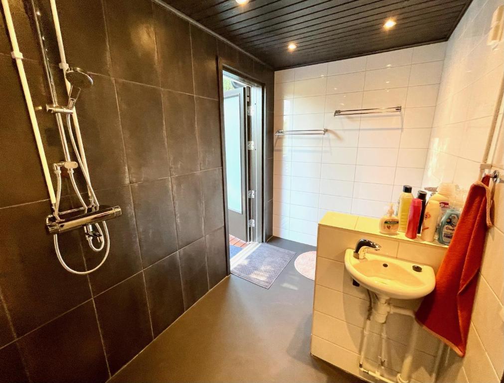 Cozy renovated house with a lot of parking space. - Apartamento De Dos Dormitorios