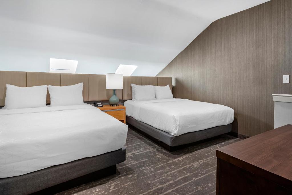 Postel nebo postele na pokoji v ubytování Somerset Lofts