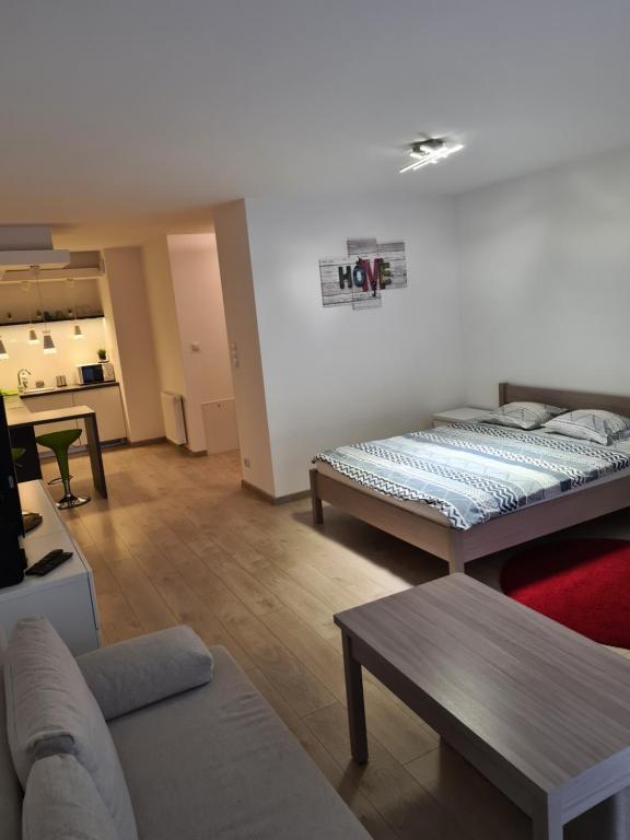 - un salon avec deux lits et un canapé dans l'établissement Wielicka Apartment, à Cracovie