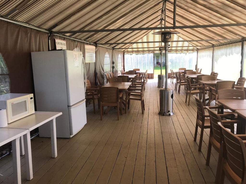 Restaurace v ubytování Magog Waterfront Studio 106