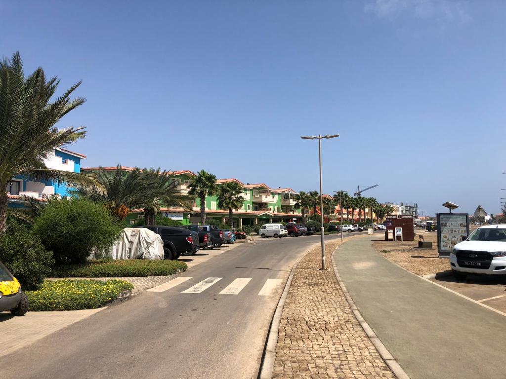 圣玛丽亚More then a beautiful apart The real Morabeza Capeverdean hospitality的路边有汽车的街道
