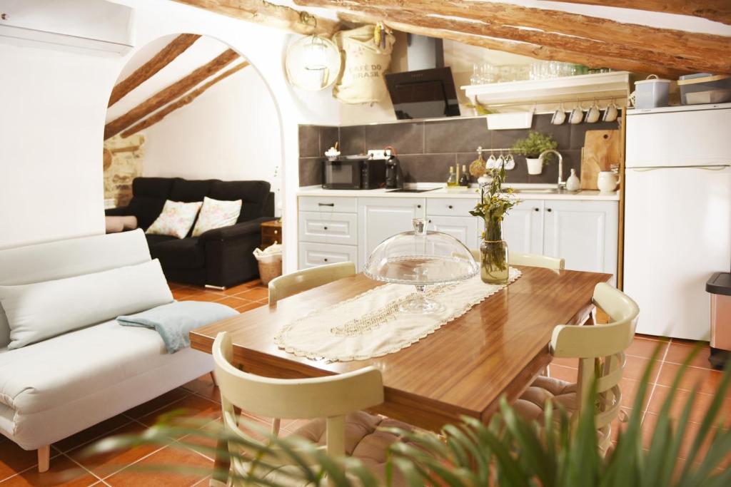uma cozinha e sala de estar com mesa e cadeiras em LA MIMBRERA em Estercuel