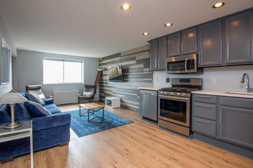 una cucina e un soggiorno con divano blu di 804 Free Parking Modern Downtown Apt, Great Wifi ad Atlanta