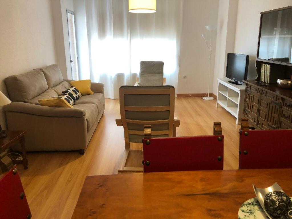 sala de estar con sofá y TV en Apartamento Cervantes, en Teruel