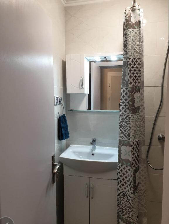 A bathroom at New The Twins Varna Two-Bedroom, Apt 5 at 15 Tsani Ginchev Street, floor 3