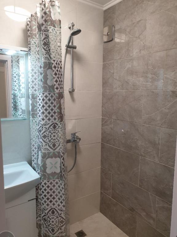 A bathroom at New The Twins Varna Two-Bedroom, Apt 5 at 15 Tsani Ginchev Street, floor 3