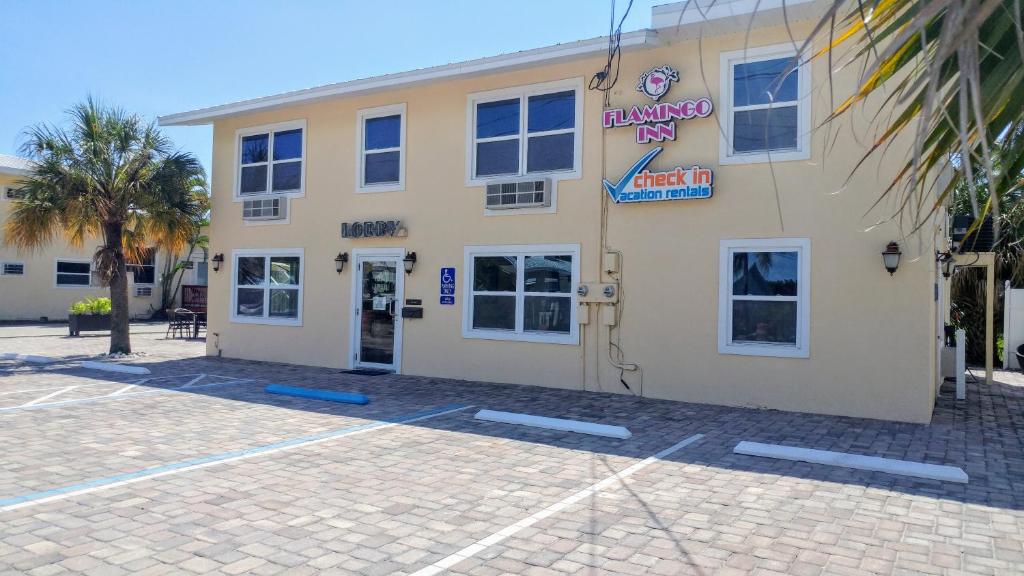 ein Gebäude mit einem Schild an der Seite in der Unterkunft Flamingo Inn in Fort Myers Beach