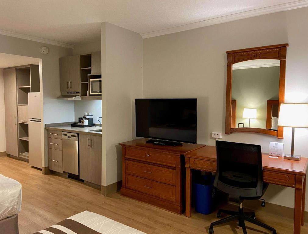 
Queen Room with Two Queen Beds and Kitchenette - Non-Smoking
