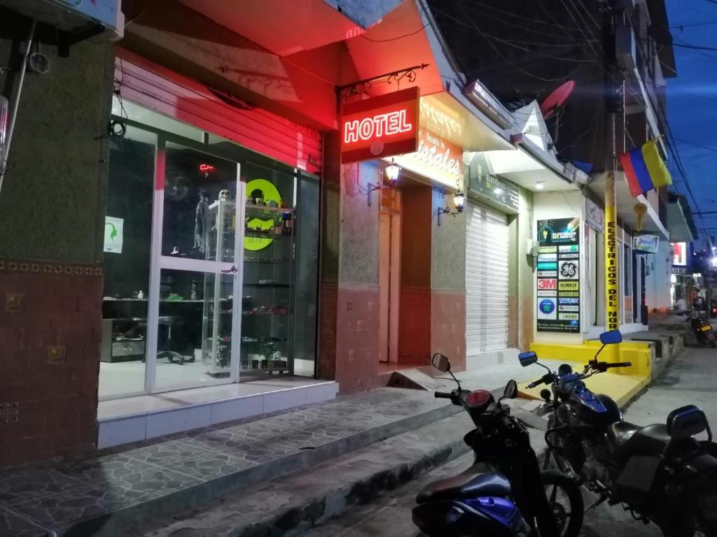 Um par de motociclos estacionados à porta de uma loja em Hosteria los Cristales em Santander de Quilichao