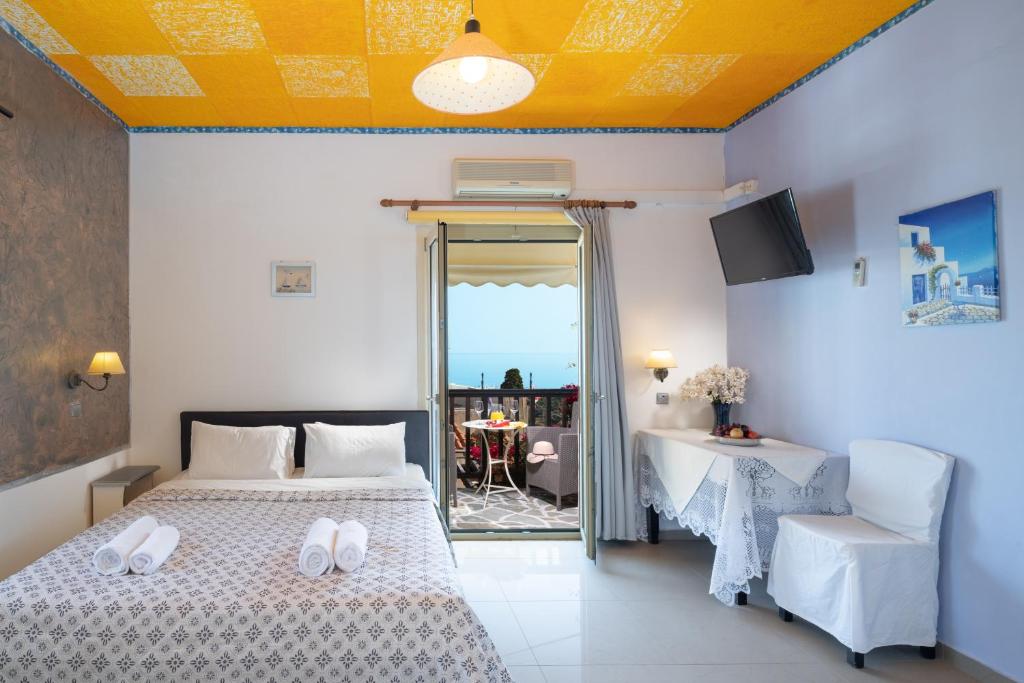 sypialnia z łóżkiem i widokiem na ocean w obiekcie One Private Studio full view w mieście Hersonissos