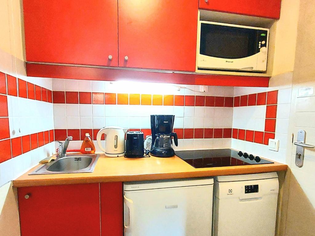 a small kitchen with a sink and a microwave at Appartement La Plagne-Tarentaise, 1 pièce, 4 personnes - FR-1-351-146 in La Plagne Tarentaise