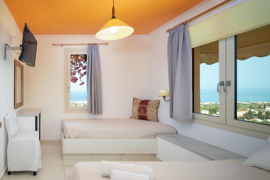 Część wypoczynkowa w obiekcie Room in Apartment - Spacious Room in Creta for 3 people, with Ac, Swimming Pool and Nature