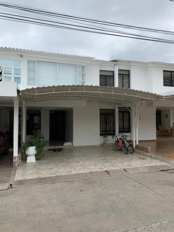 Casa blanca grande con patio grande en Hostal Lucy, en Valledupar