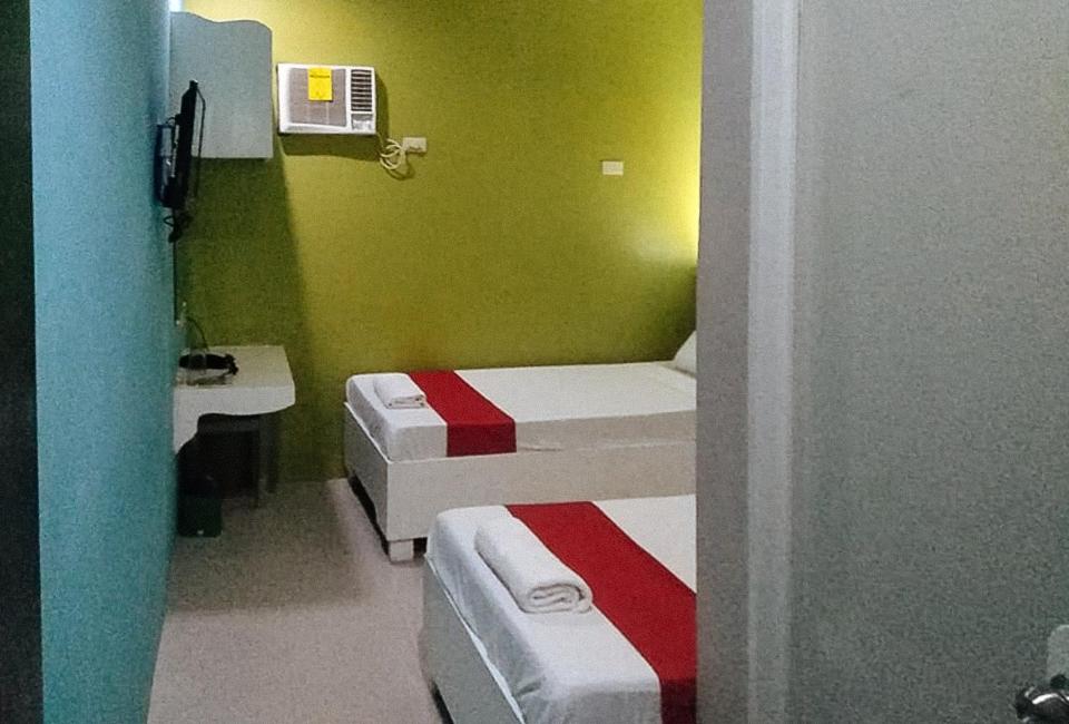 Postel nebo postele na pokoji v ubytování RedDoorz at EM Pensiontel Butuan City