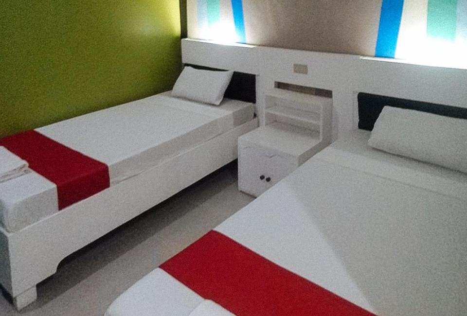 Postel nebo postele na pokoji v ubytování RedDoorz at EM Pensiontel Butuan City