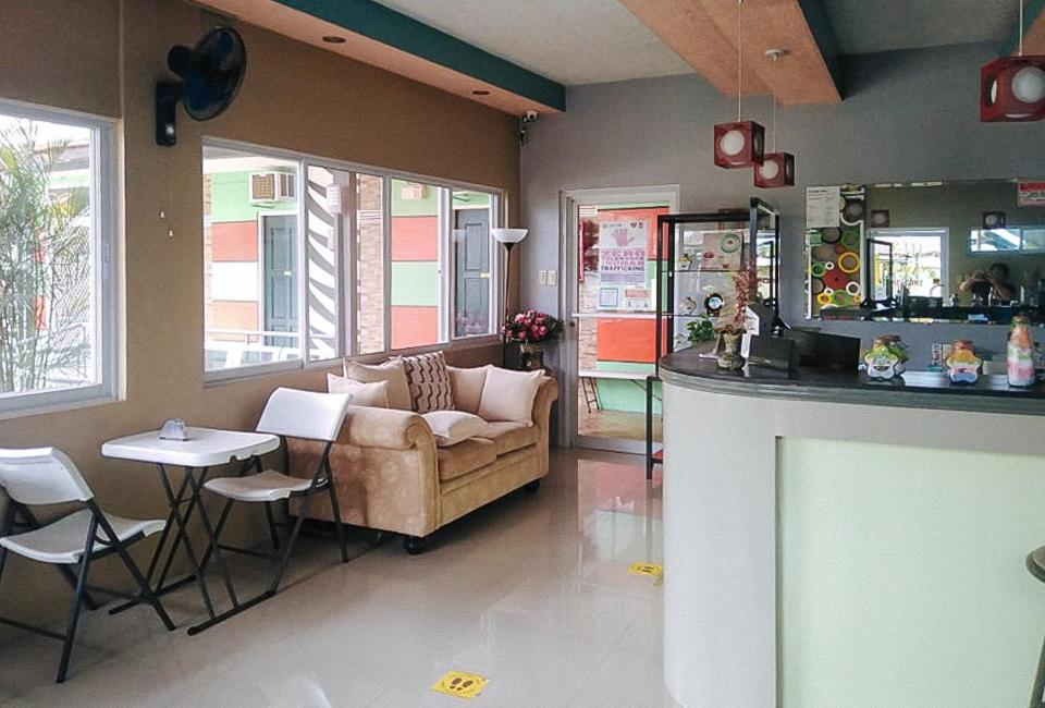 Posezení v ubytování RedDoorz at EM Pensiontel Butuan City