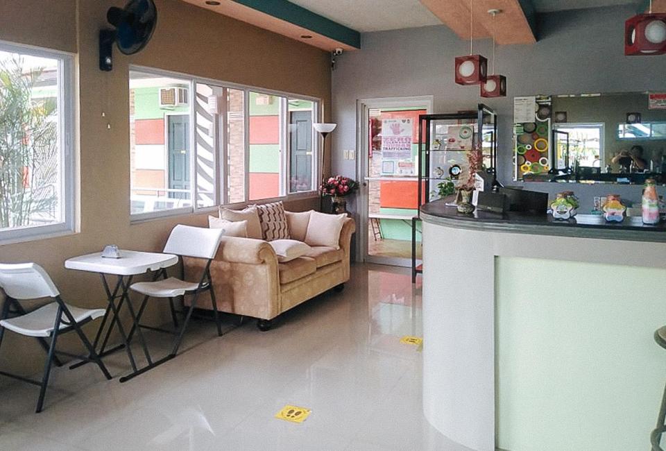 Posezení v ubytování RedDoorz at EM Pensiontel Butuan City