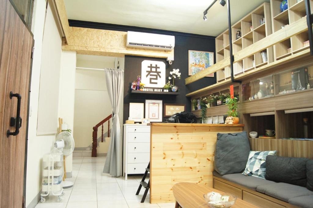 a living room with a couch and a desk at Hostel Alley Inn -桃園民宿075 in Daxi