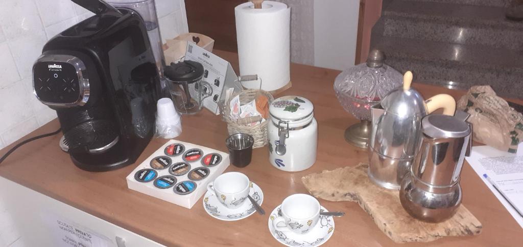 Příslušenství pro přípravu čaje a kávy v ubytování Marika's Home