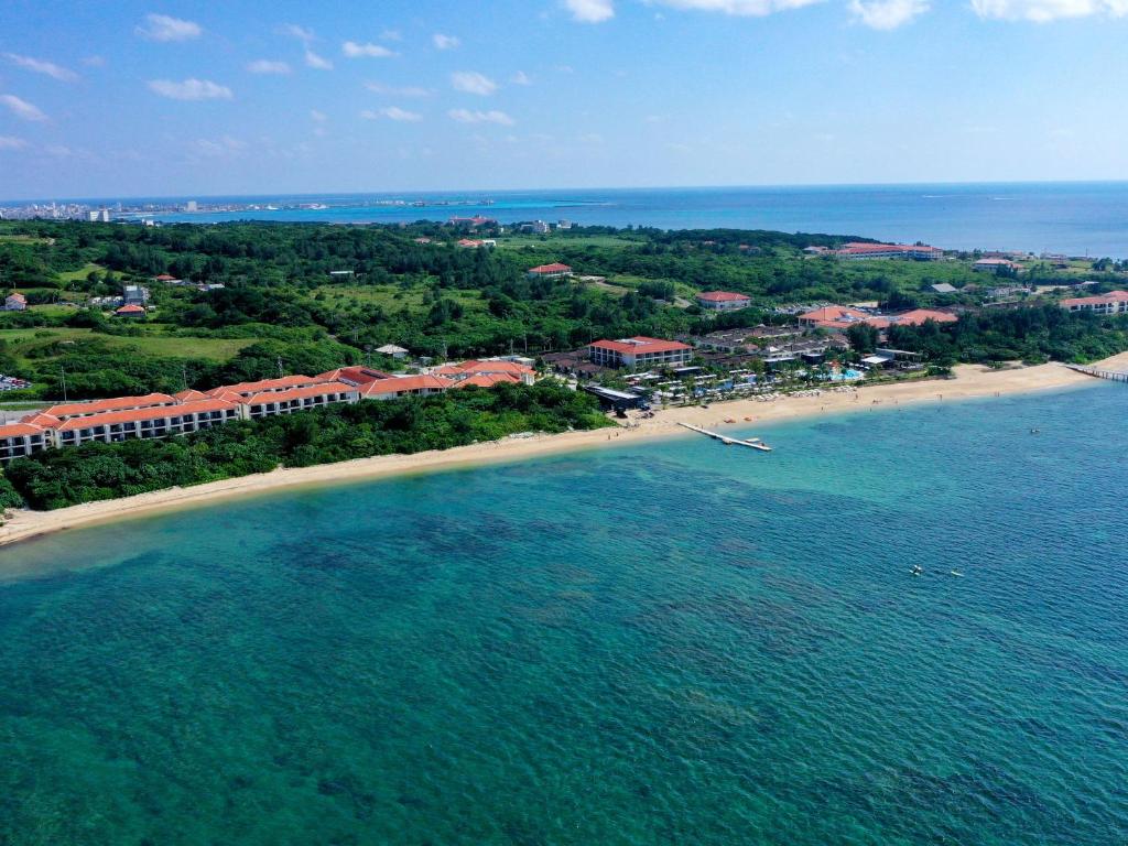 una vista aerea su una spiaggia e sull'oceano di FUSAKI BEACH RESORT HOTEL & VILLAS a Isola di Ishigaki