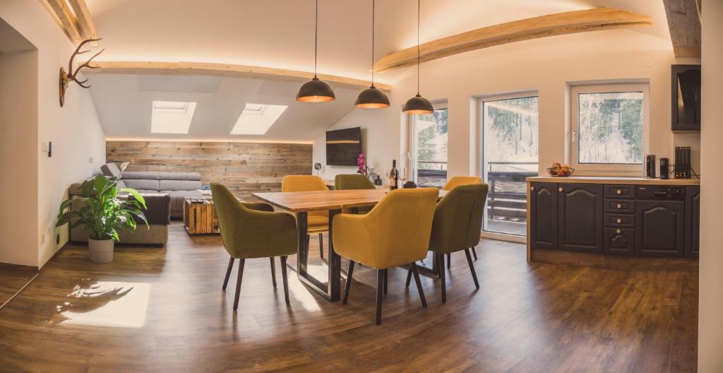 uma cozinha e sala de jantar com mesa e cadeiras em Apartment NinetyFour em Annaberg im Lammertal