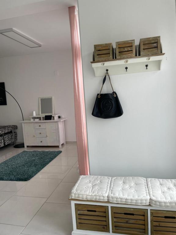 Kuchyňa alebo kuchynka v ubytovaní Stadtsuite mit Sauna in Wiener Neustadt 135 m2